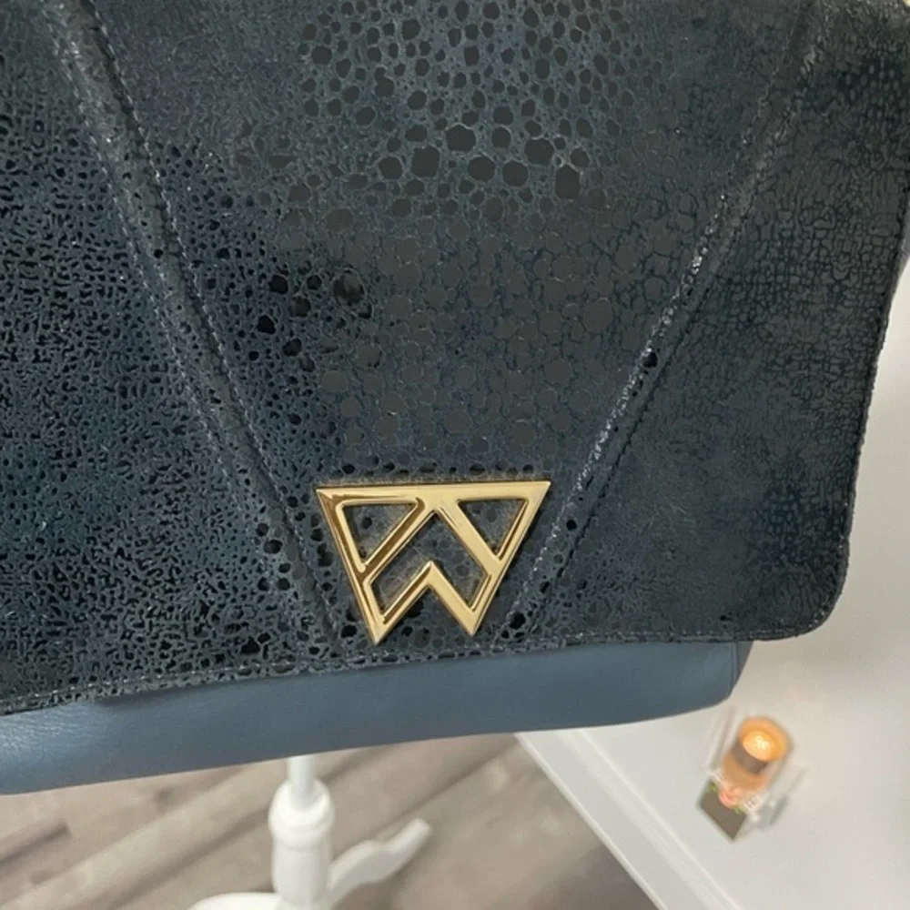 Kelly Wynne Pop the Champagne Shoulder Bag